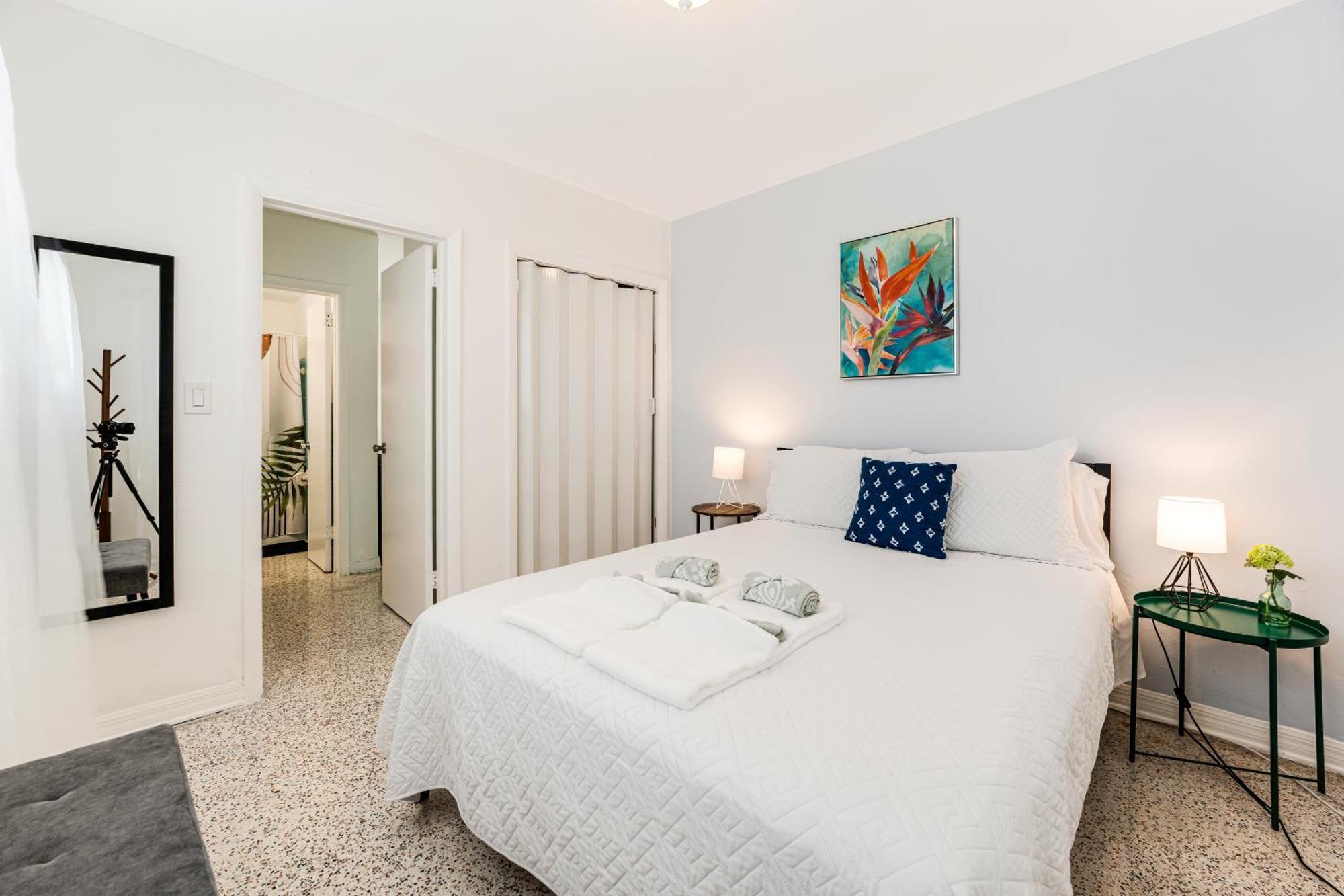 Cozy 1 Bedroom Escape In Vibrant Close Downtown Apartment