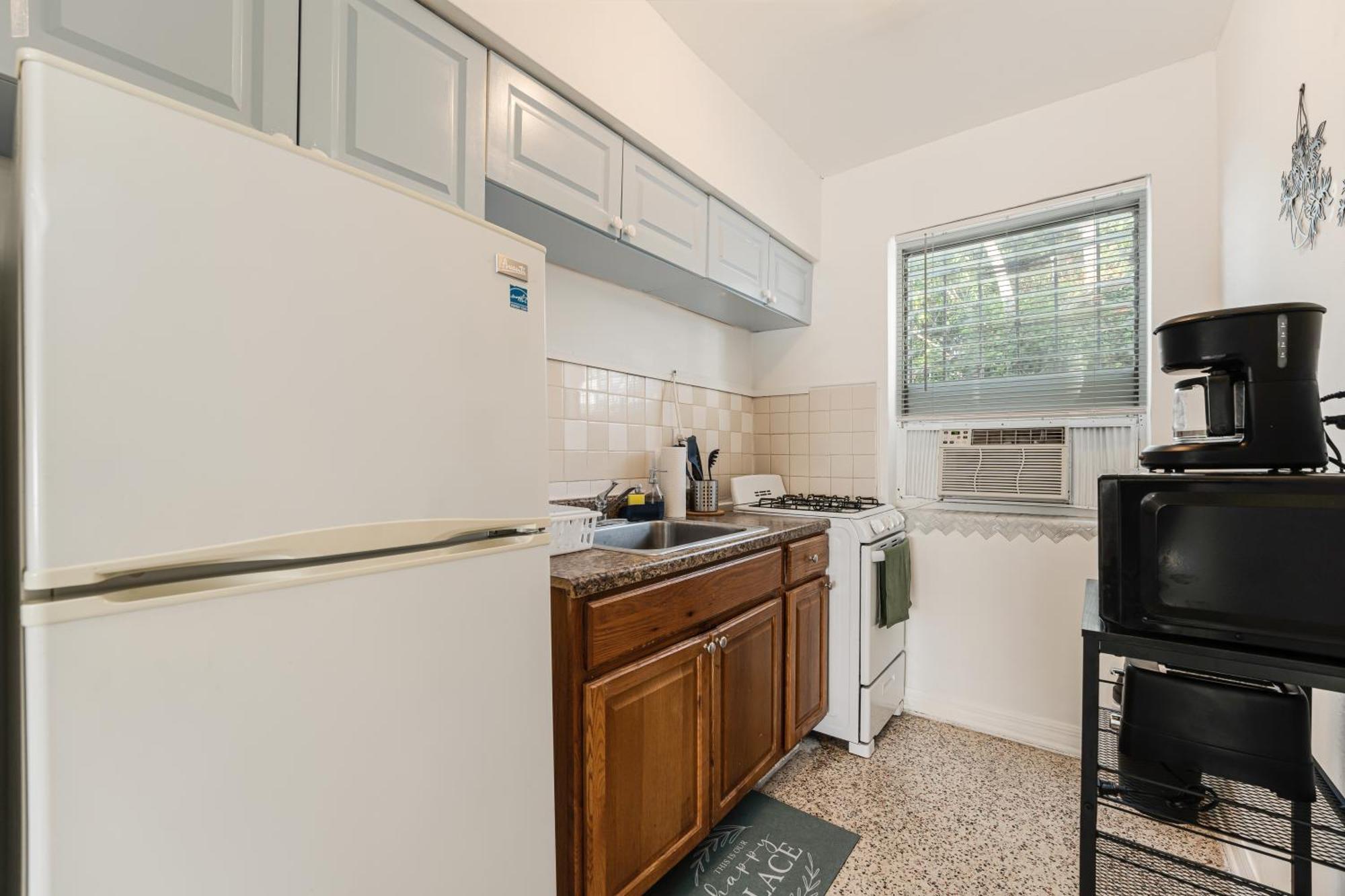 Cozy 1 Bedroom Escape In Vibrant Close Downtown