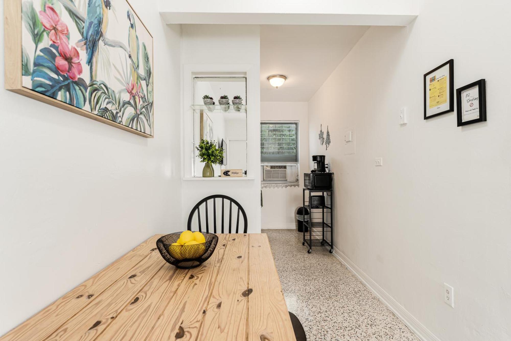 Cozy 1 Bedroom Escape In Vibrant Close Downtown Apartment *
