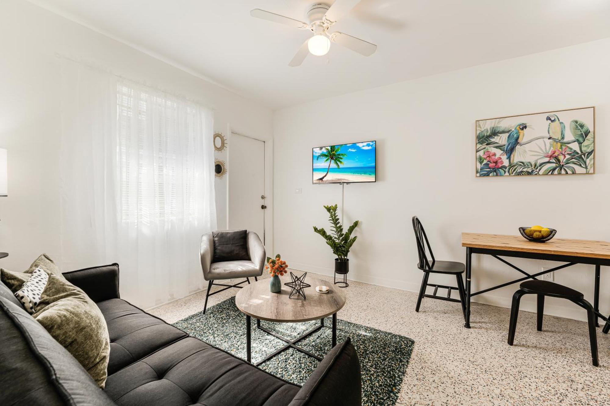 Cozy 1 Bedroom Escape In Vibrant Close Downtown *