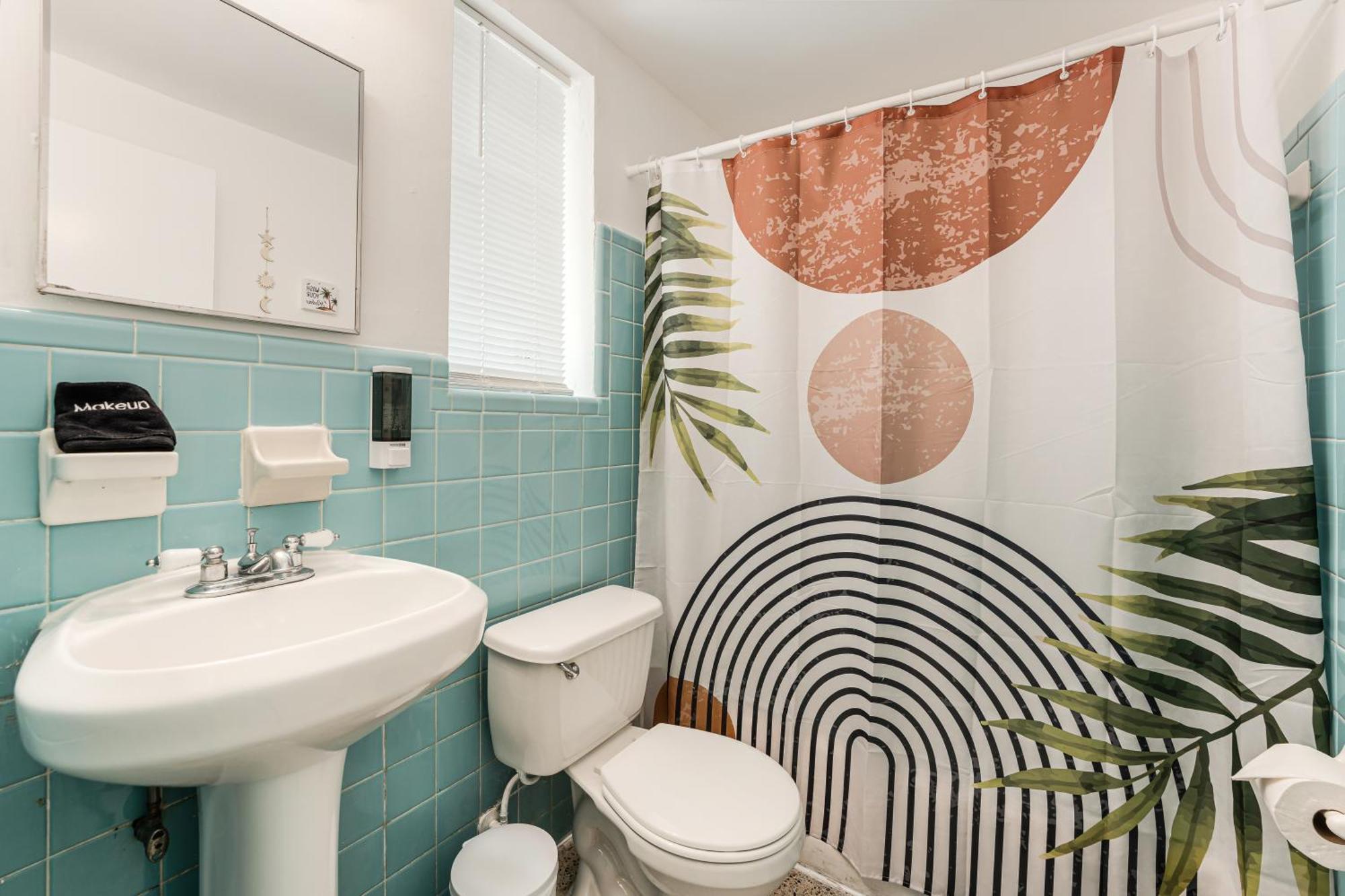 Cozy 1 Bedroom Escape In Vibrant Close Downtown Apartment *